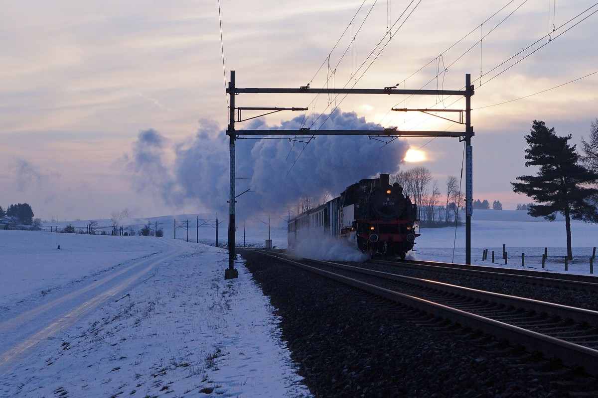 VHE: Winterdampf in der Region Oberaargau. Burgdorfer-Fonduefahrt 2014 mit der ex DB BR 64518 (BUBIKOPF) der VHE. Anl�sslich ihrer vorl�ufig letzten Fahrt, wurde die sch�ne Lok am sp�ten Abend des 25. Januar 2014 noch einmal bei Niederbipp  unter Volldampf  im Bilde festgehalten. Infolge einer gr�sseren Revision wird sie f�r ca. 2 Jahre aus dem Betrieb zur�ckgezogen.
Foto: Walter Ruetsch 
