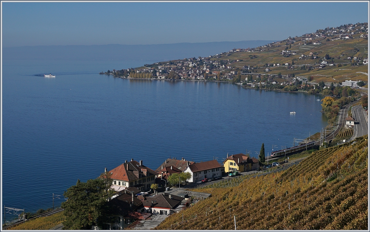 Viel Landschaft, ein Schaufelraddampfer und ein SBB RABe 523 im Lauvaux bei Cully/Epesses.

18. Okt. 2018