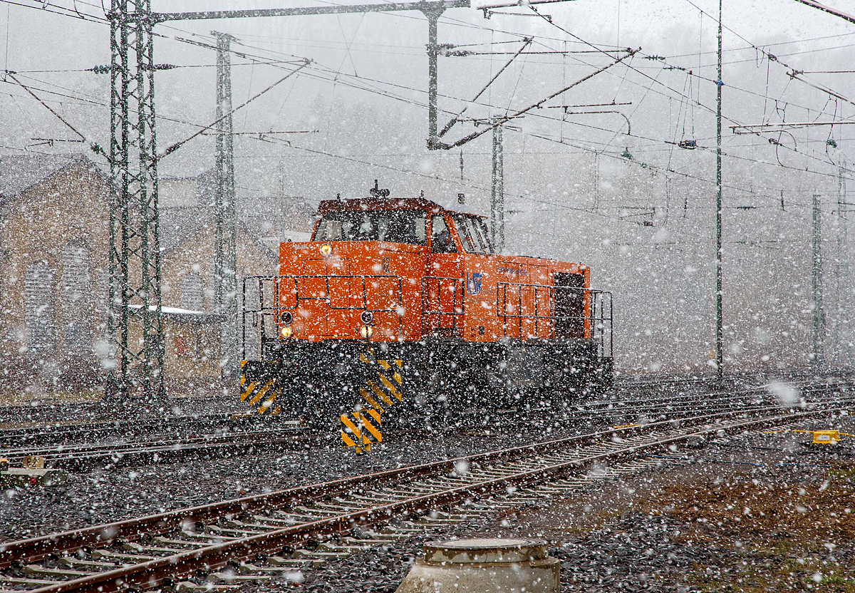 Viel Schnee, weniger Lok....
Die KSW 42 (92 80 1277 902-3 D-KSW), eine Vossloh MaK G 1700 BB der KSW Kreisbahn Siegen-Wittgenstein, fährt  am 06.04.2021 als Tfzf (Triebfahrzeugfahrt) bzw. Lz (Lokzug) nun nach dem Umsetzen. von Betzdorf (Sieg) über die Hellertalbahn (KBS 462) nach Herdorf.