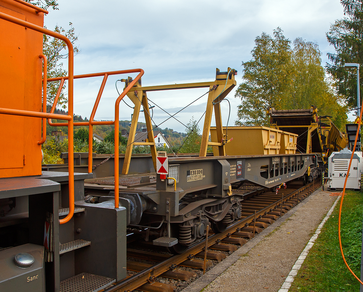 
Vierachsiger Drehgestell-Baustofftransportwagen 251 (der Gattung Smps), 33 80 4731 053-1 D-ERAIL der eurailpool GmbH als, Schutzwagen zu Materialförder- und Siloeinheit MFS 100, am 20.10.2020 im Hp Altenseelbach der Hellertalbahn (KBS 462).

Der Wagen wurde 1975 von der Waggonfabrik Talbot in Aachen unter der Fabriknummer 136316 gebaut. Vormals war er bei der ex 84 80 473 1 053, DB 80 80 976 6 286, 80 80 976 6 839

TECHNISCHE DATEN:
Gattung: Smps 
Spurweite: 1.435 mm (Normalspur)
Anzahl der Achsen: 4 (in 2 Drehgestellen)
Länge über Puffer: 18.900 mm
Drehzapfenabstand: 13.400 mm
Radsatzstand in den Drehgestellen: 1.800 mm
Laufraddurchmesser: 920 mm (neu)
Ladelänge: 17.100 mm
Eigengewicht: 27.600 kg 
Zuladung bei Lastgrenze S: 52,0 t (ab Streckenklasse C) 
Max. Geschwindigkeit: 100 km/h 
Kleinster Gleisbogenhalbmesser: R 75 m
Bauart der Bremse: KE-GP (IB116)
Verwendungsfähigkeit: RIV
Besonderheit: Das Fahrzeug darf nur mit Kübel oder als Gewichtsausgleich mit Betonplatten transportiert werden.
