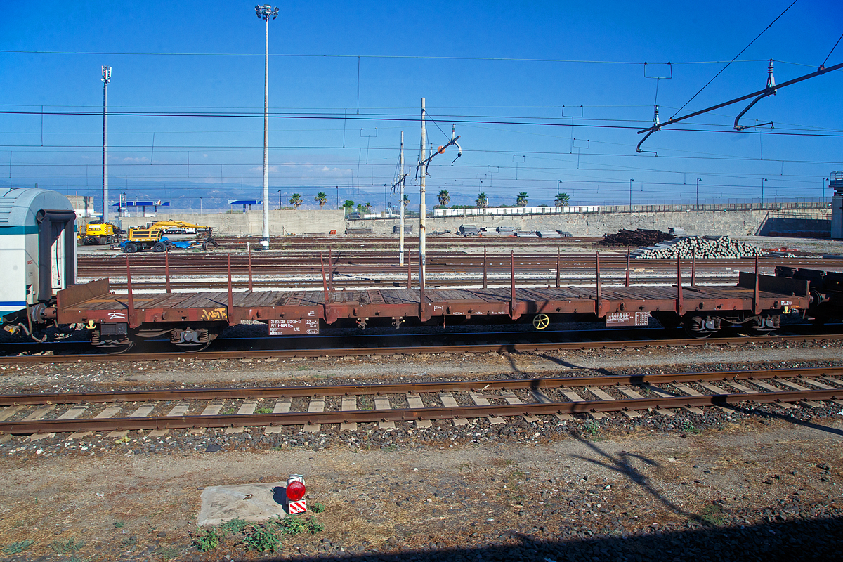Vierachsiger Drehgestell-Flachwagen 31 83 3916 043-0 I-MIR der Gattung Rgs, der Mercitalia Rail Srl, am 20.07.2022 im Bahnhof Messina Centrale als Schutzwagen für das Trajekt-Manöver, vor der D.145.2037 und einem weiteren Flachwagen, sowie hinter einem  2. Klasse MDVC-Reisezugwagen.

TECHNISCHE DATEN: 
Spurweite: 1.435 mm (Normalspur)
Anzahl der Achsen: 4 (in 2 Drehgestellen)
Länge über Puffer:  19.900 mm
Drehzapfenabstand:  14.860 mm
Achsabstand im Drehgestell: 1.800 mm
Länge der Ladefläche: 18.500 mm 
Höhe der Lädefläche: 1.170 mm
Ladefläche: 51,5 m²
Eigengewicht:  23.400 kg
Max. Zuladung: 56 t (ab Streckenklasse C)
Max. Geschwindigkeit: 100 km/h / leer 120 km/h
Bremse: Freno Wu-GP
Feststellbremse: Ja
Verwendungsfähigkeit: RIV