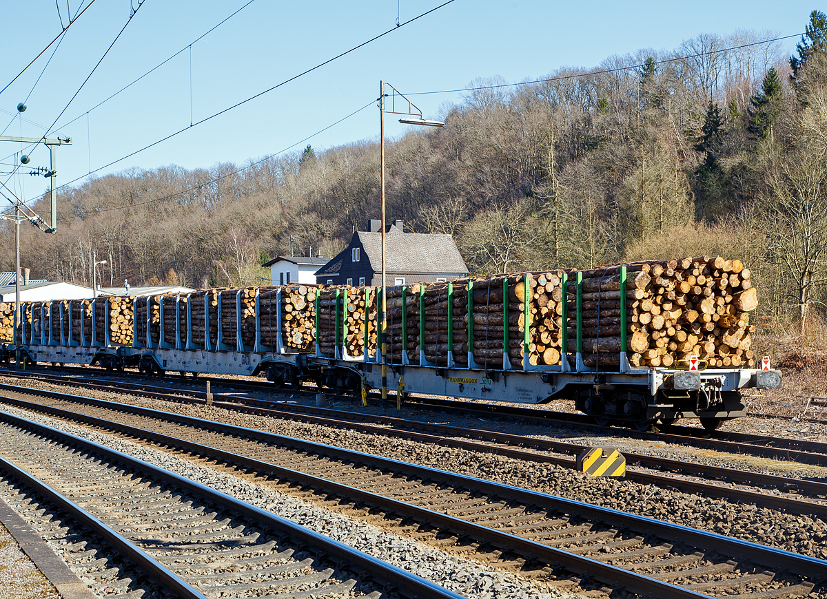 Vierachsiger Drehgestell-Flachwagen mit Niederbindeeinrichtung, 37 80 4723 144-4 D-TWA, der Gattung Snps, der TRANSWAGGON GmbH, beladen mit Fichten-Rundholz abgestellt am 18.03.2022 beim Kleinbahnhof Scheuerfeld/Sieg der Westerwaldbahn (WEBA).

Der Wagen wurde von Tatravagonka Poprad (Slowakei) gebaut.

TECHNISCHE DATEN:
Gattung: Snps
Spurweite: 1.435 mm (Normalspur)
Länge über Puffer: 23.240 mm
Drehzapfenabstand: 17.700 mm
Radsatzstand in den Drehgestellen: 1.800 mm
Ladelänge: 19.980 mm
Ladefläche: ca. 56 m³
Rungenhöhe: 2.050  mm
Eigengewicht: 25.000 kg 
Max. Zuladung: 65 t (ab Streckenklasse D) 
Max. Geschwindigkeit: 100 km/h / 120 km/h (leer)
Kleinster Gleisbogenhalbmesser: 35 m
Intern. Verwendungsfähigkeit: RIV
