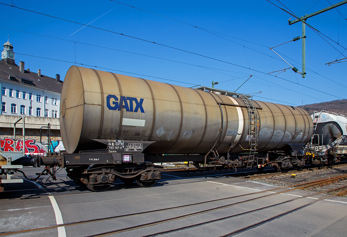 Vierachsiger-Drehgestell Kesselwagen für Düsenkraftstoff (Jet A-1), der Gattung Zacens, registriert als 37 84 7831 917-4 NL-GATXD der GATX Rail Germany GmbH, am 24.03.2021 bei der Zugdurchfahrt in Niederschelden (Sieg), hier passiert er gerade den Bü 343 (Km 112,183 der Siegstrecke KBS 460).

TECHNISCHE DATEN:
Gattung: Zacens  (GATX Typ 1278)
Spurweite: 1.435 mm
Länge über Puffer : 16.360 mm
Drehzapfenabstand: 10.820 mm
Achsabstand im Drehgestell: 1.800 mm
Laufraddurchmesser: 920 mm
Höchstgeschwindigkeit: 100 km/h (120 km/h leer)
Eigengewicht: 25.680 kg
Nutzlast: 64,3 t (ab Streckenklasse D)
Gesamtvolumen: 78.765 Liter
Bremse: KE-GP
Prüfdruck: 4,0 bar
Max. Betriebsdruck: 3,0 bar
Tankcode: L 4 BH
L= Tank für Stoffe in flüssigem Zustand (flüssige Stoffe oder feste Stoffe, die in geschmolzenem Zustand zur Beförderung aufgegeben werden)
4= zutreffender Mindestprüfdruck in bar
B = Tank mit Bodenöffnungen mit 3 Verschlüssen für das Befüllen oder Entleeren 
H = luftdicht verschlossener Tank
Intern. Verwendungsfähigkeit:  TEN-GE
