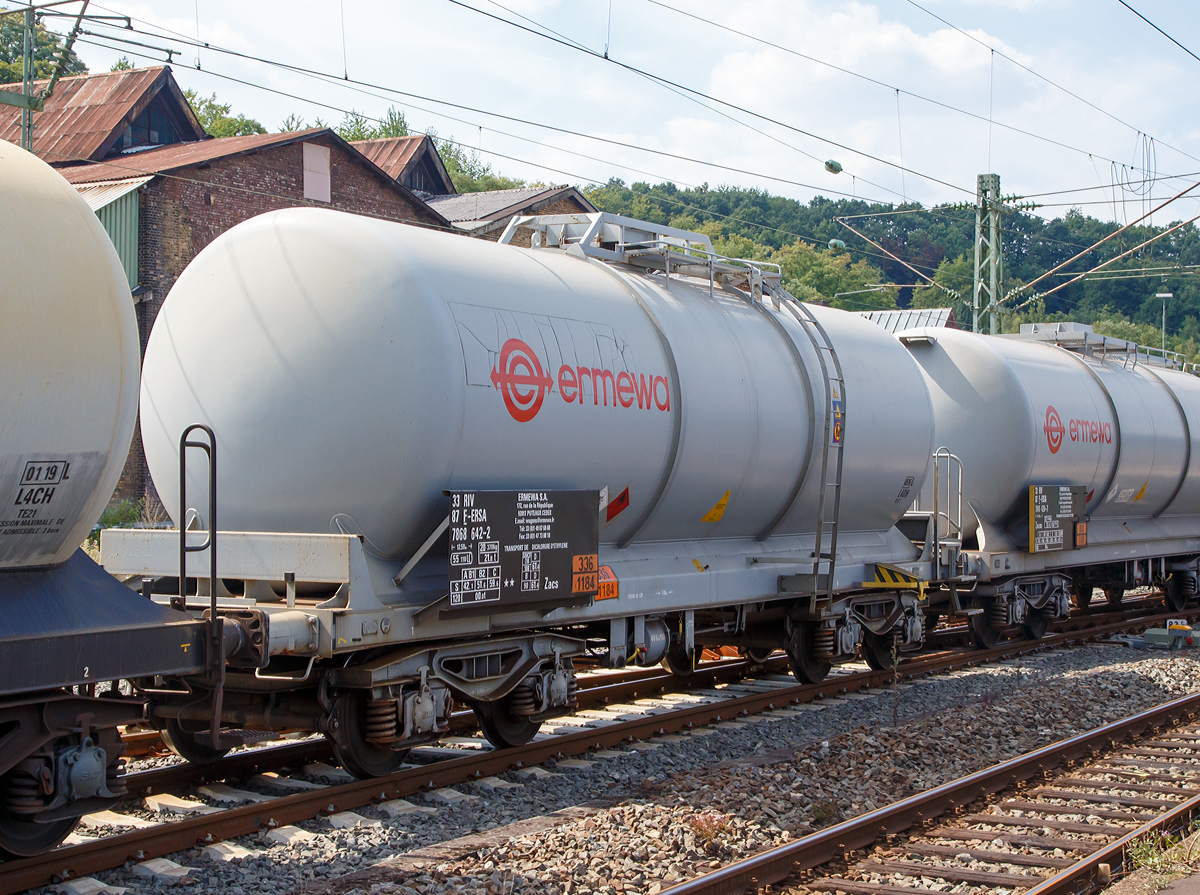 Vierachsiger-Drehgestell Kesselwagen Zacns der Vermietungsfirma ERMEWA eingestellt als 33 RIV 87 F-ERSA 7868 642-2, am 22.08.2015 im Zugverband bei der Durchfahrt im Bf Betzdorf/Sieg.

Der Kesselwagen tr�gt die Gefahrentafel 336/1184 f�r Ethylendichlorid (auch genannt als 1,2-Dichlorethan oder EDC). Diese chemische Verbindung geh�rt zu den Chlorkohlenwasserstoffen und ist eine farblose, brennbare und giftige Fl�ssigkeit mit chloroformartigem Geruch. 

TECHNISCHE DATEN:
Gattung: Zacns
Spurweite: 1.435 mm
L�nge �ber Puffer : 12.500 mm
Drehzapfenabstand: 7.460 mm
Achsabstand im Drehgestell: 1.800 mm
H�chstgeschwindigkeit: 100 km/h in Belgien 90 km/h (120 km/h leer)
Eigengewicht: 20.370 kg
Nutzlast: 61,4 t
Gesamtvolumen: 55.110 Liter
Pr�fdruck: 4 bar
Max. Betriebsdurck: 3 bar
Tankcode: L4CH