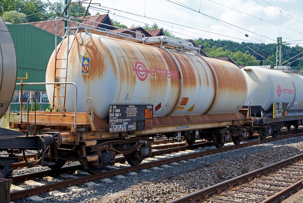 Vierachsiger-Drehgestell Kesselwagen Zacs der Vermietungsfirma ERMEWA eingestellt als 33 RIV 87 F-ERSA 7866 852-9, am 22.08.2015 im Zugverband bei der Durchfahrt im Bf Betzdorf/Sieg.

Der Kesselwagen tr�gt die Gefahrentafel 336/1184 f�r Ethylendichlorid (auch genannt als 1,2-Dichlorethan oder EDC). Diese chemische Verbindung geh�rt zu den Chlorkohlenwasserstoffen und ist eine farblose, brennbare und giftige Fl�ssigkeit mit chloroformartigem Geruch. 

TECHNISCHE DATEN:
Gattung: Zacs
Spurweite: 1.435 mm
L�nge �ber Puffer : 12.840 mm
Drehzapfenabstand: 7.800 mm
Achsabstand im Drehgestell: 1.800 mm
H�chstgeschwindigkeit: 100 km/h (in Frankreich und Deutschland) / 90 km/h (in Belgien)
Eigengewicht: 19.800 kg
Nutzlast: 61.9 t
Gesamtvolumen: 55.269 Liter
Pr�fdruck: 4 bar
Max. Betriebsdurck: 3 bar
Tankcode: L4CH