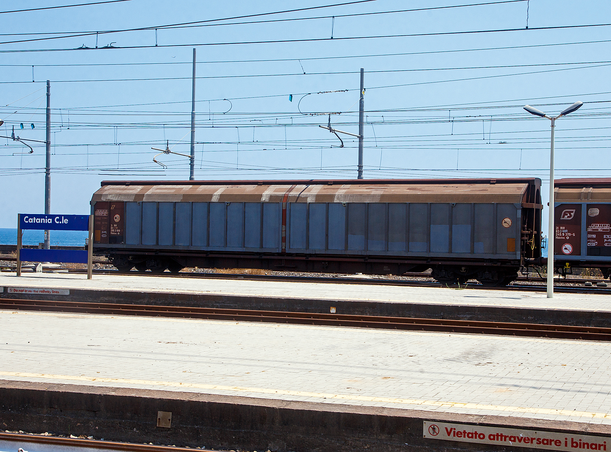 Vierachsiger, ex FS, gro�r�umiger Schiebewandwagen 31 83 2852 618-7 I-MIR, der Gattung Habillss, der Mercitalia Rail Srl, am 20.07.2022 im Zugverband bei der Zugdurchfahrt im Bahnhof Catania Centrale (Sizilien). Oft wird mit diesen Wagen/Z�gen Mineralwasser gefahren. Die Mercitalia Rail Srl, eine 100%tige Tochter der Ferrovie dello Stato Italiane (FS, deutsch Italienische Staatseisenbahnen).

TECHNISCHE DATEN:
Spurweite: 1.435 mm
L�nge �ber Puffer : 21.600 mm
Eigengewicht: 31.200 kg
Ladel�nge: 20.340 mm
Ladefl�che: 57,5 m�
Rauminhalt: 153 m�
Max. Zuladung bei Lastgrenze S: 59,0 t (ab Streckenklasse D)
Max. Zuladung bei Lastgrenze SS: 27,0 t (ab Streckenklasse A)
Max. Geschwindigkeit: 100 km/h (Lastgrenze SS und leer 120 km/h)
Kleinster befahrbarer Gleisbogenradius:  60m 
Intern. Verwendungsf�higkeit: RIV

