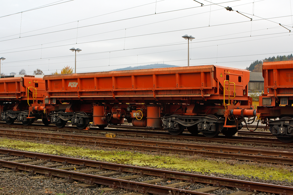 Vierachsiger offener Drehgestell-Kippwagen mit beidseitiger pneumatischer Kippeinrichtung, der Gattung Eamos, Betriebsnummer 31 81 5940 029-4 A-RTS, der RTS Rail Transport Service GmbH abgestellt am 02.11.2014 in Kreuztal. Diese Wagen sind zum Transport von Schotter, Aushubmaterial und der Gleichen.

Technische Daten:
Spurweite: 1.435 mm 
Achsanzahl: 4
L�nge �ber Puffer: 13.040 mm
Drehzapfenabstand: 8.000 mm
Gesamter Radsatzstand: 11.800 mm
Drehgestell-Radsatzstand: 1.800 mm
Laderaum: 33,0 m�
Leergewicht: 31 t
Zul�ssiges Gesamtgewicht: 90 t
Maximales Ladegewicht: 59 t
Drehgestell-Bauart: Y 25 Lsd1
Kleinster befahrbarer Radius: 60 m