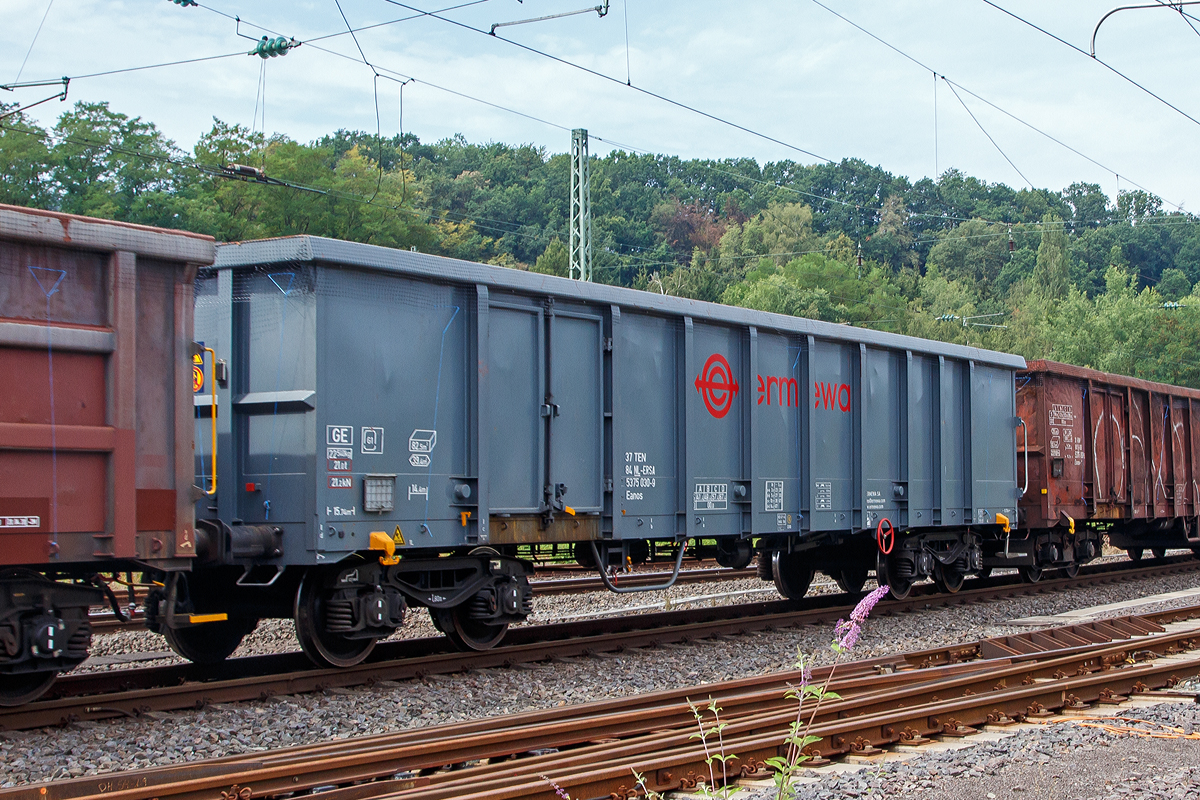 Vierachsiger offener G�terwagen der Gattung Eanos, 37 84 5375 030-9 NL-ERSA der Vermietungfirma Ermewa am 13.08.2020 bei einer Zugdurchfahrt in Betzdorf (Sieg) im Zugverband.

Der Wagen dient in erster Linie f�r die Bef�rderung von Sch�ttg�tern und Schrott und ist f�r eine Radsatzlast von 22,5 t berechnet. 

TECHNISCHE DATEN:
Spurweite: 1.435 mm (Nornalspur)
Achsanzahl: 4 in zwei Drehgestellen
L�nge �ber Puffer: 15.740 mm
Drehzapfenabstand: 10.700 mm
Achsabstand im Drehgestell: 1.800 mm
Ladel�nge: 14.500 mm
Ladefl�che: 39,4 m�
Laderaum:  82,5 m�
T�r�ffnung (B � H): 1.800 � 1.800 mm
H�chstgeschwindigkeit: 100 km/h (beladen) / 120 km/h (leer)
Maximales Ladegewicht: 67,5 t (ab Streckenklasse D)
Eigengewicht: 22.500 kg
Bremse: DK-GP
Handbremse: Fbr
Verwendungsf�higkeit: TEN GE
