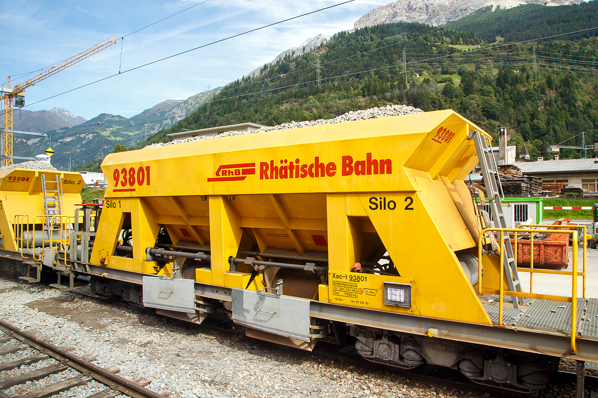 Vierachsiger Schmalspur Drehgestell-Schotterwagen RhB Xac-t 93804 (Dienstwagen) abgestellt am 13.09.2017 in Poschiavo (aufgenommen aus einem Zugheraus).

Diese Wagen (5 St�ck) wurden 2010 von der Firma Josef Meyer in Rheinfelden gebaut.

TECHNISCHE DATEN:
Spurweite: 1.000 mm
L�nge �ber Puffer: 12.500 mm
Drehzapfenabstand: 7.000 mm
Achsabstand im Drehgestell: 1.400 mm
Eigengewicht: 17.570 kg
Ladegewicht: max. 46 t
Ladevolumen: 2 x 11 m�
H�chstgeschwindigkeit: 60 km/h (bei max. Zuladung) 80 km/h (bei 22 t Zuladung)  / 90km/h (leer)
