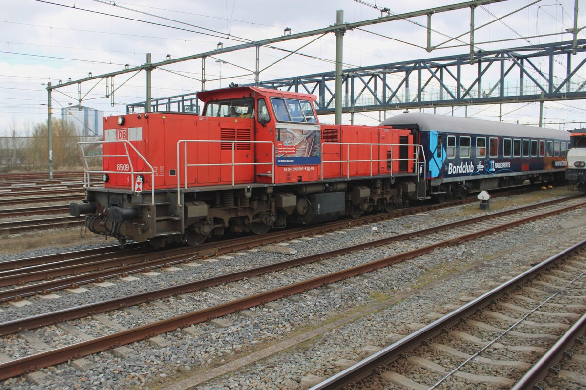 Vlaamse Reus 6509 steht mit ein Reisewagen als Sonderzug am 17 März 2025 in Roosendaal.