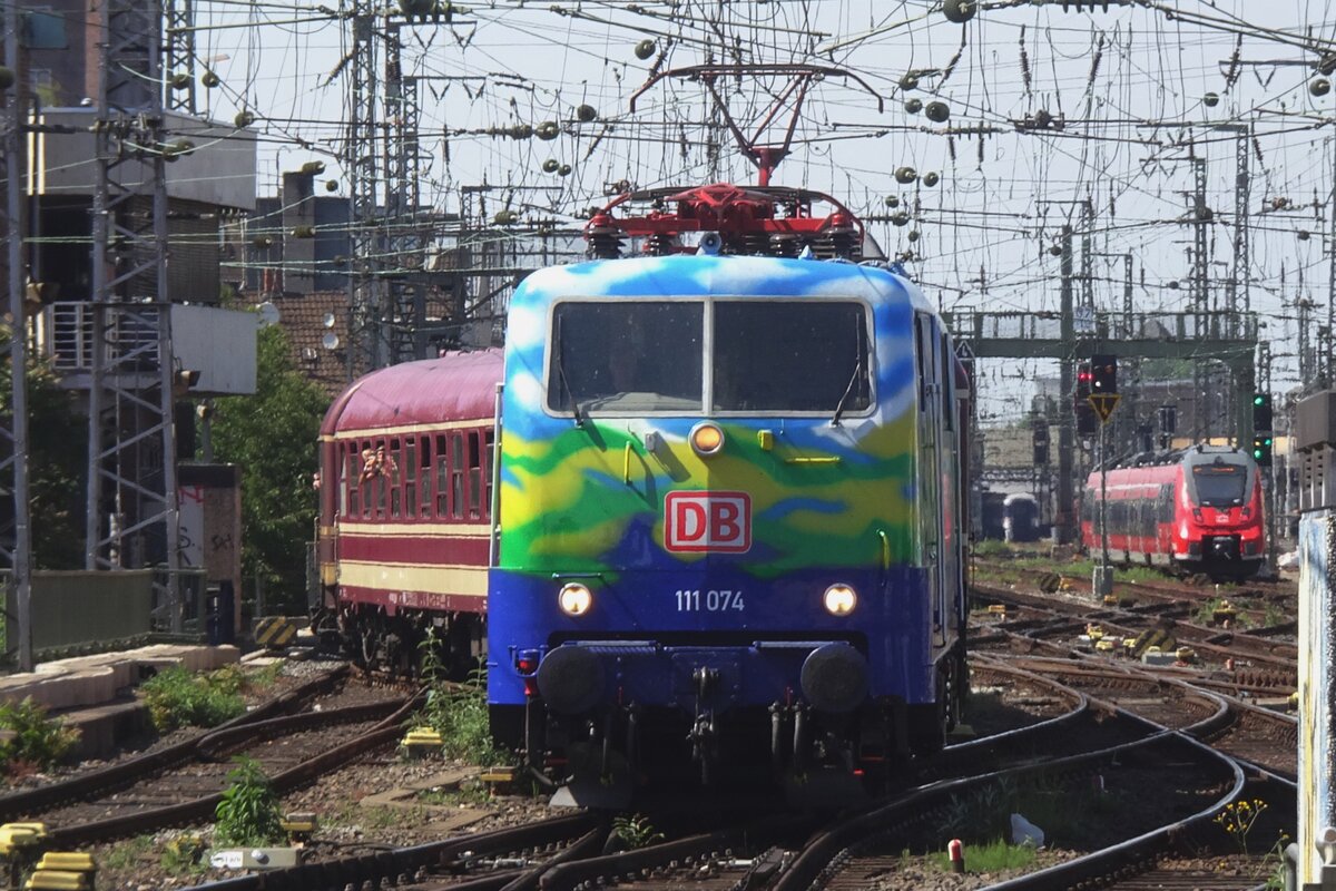 Vom Bahnsteig mit zooming wurde am 22 Mai 2022 der farbenfroher 111 074 mit der Herzerather in K�ln Hbf fotografiert.