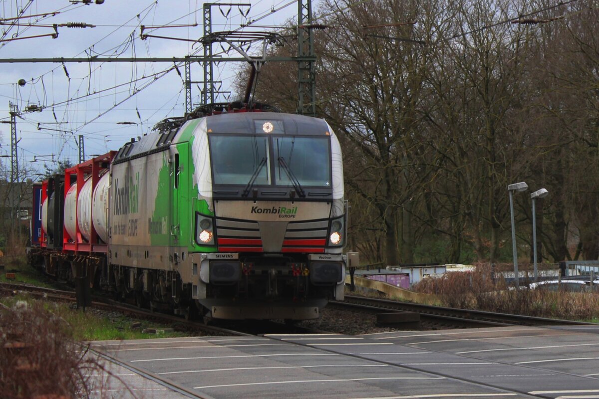 Vom hinter der Bahn�bergang in Emmerich gelang am 16 M�rz 2024 dieser Froschblick auf KRE 193 128 mit KLV nach K�ln.