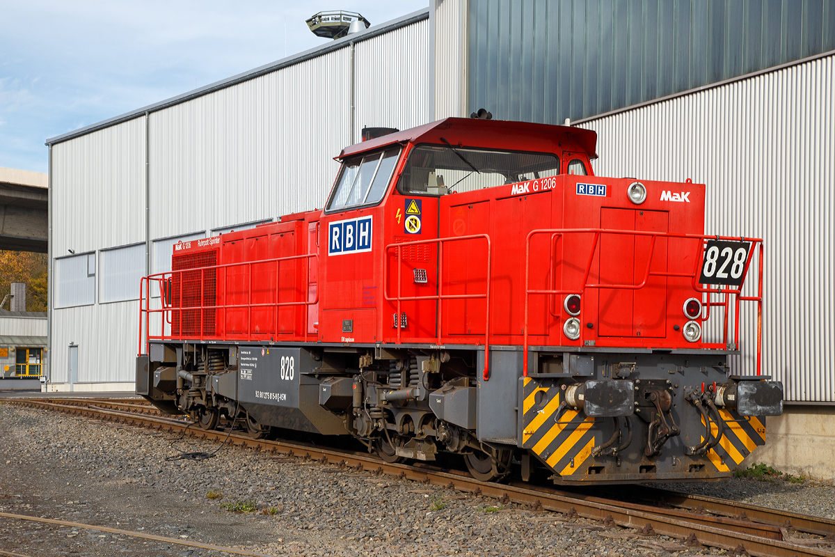
Von der anderen Seite....Die 275 815-9 (92 80 1275 815-9 D-KSW) eine MaK G 1206, ex Ruhrpott Sprinter RBH 828, ist am 08.11.2015 in Siegen-Eintracht abgestellt.

Die MaK G 1206 wurde 2000 von Vossloh (seit 1998 war MaK an Vossloh verkauft) unter der Fabriknummer 1001024 gebaut und an die LC - Locomotion Capital Ltd (ab 2003 Angel Trains Cargo, ab 2010 Alpha Trains Belgien) geliefert. Vermietet war sie an die RBH - RAG Bahn und Hafen GmbH, ab 2006 RBH Logistics GmbH, hier fuhr sie als RBH 828 „Ruhrpott Sprinter“. Seit Oktober 2015 fährt sie nun für die KSW.
