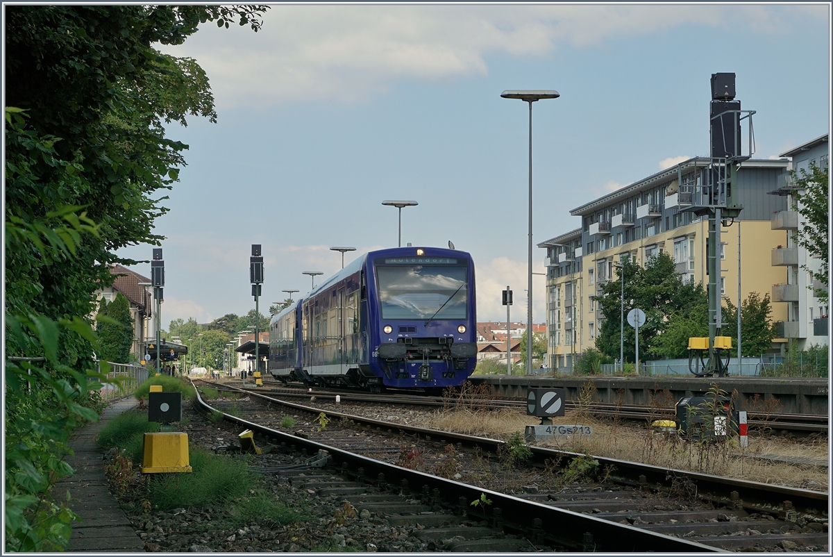 Von Aulenendorf kommend verlässt ein BOB VT 650 den Bahnhof Friedrichshafen Stadt Richutung Friedrichshafen Hafen.
16. Juli 2016
