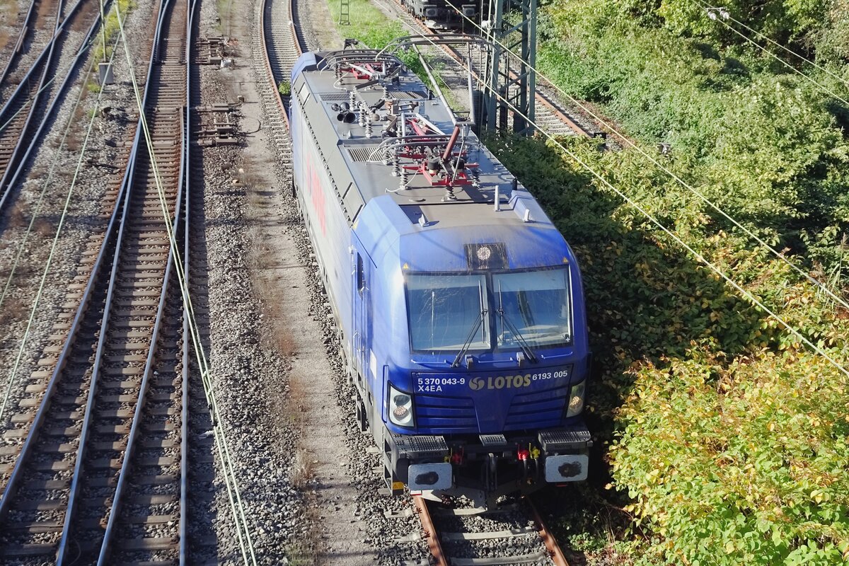 Von einer Br�cke in der N�he von Emmerich Bahnhof wurde am 1 November 2022 LOTOS 6 193 005 fotografiert.