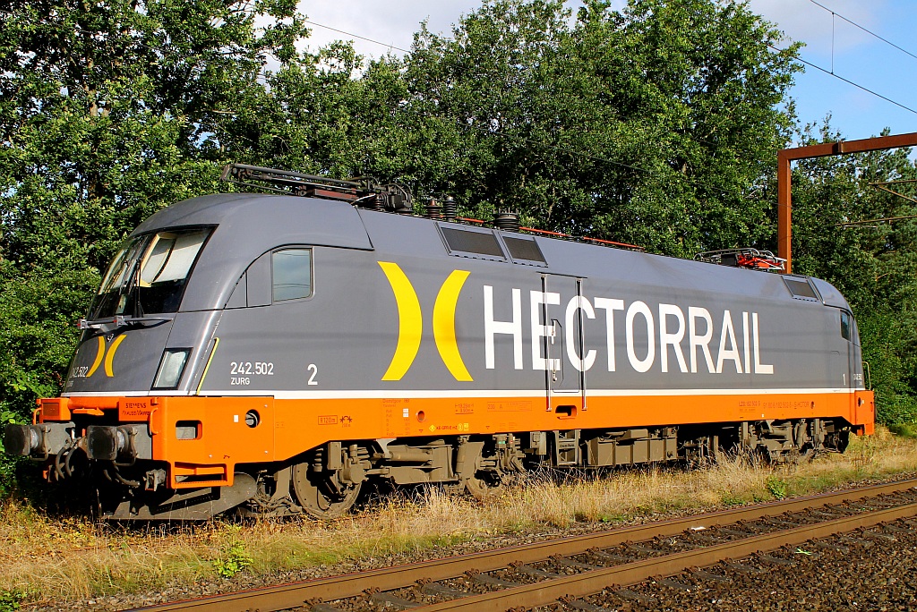 Von der gegenüber liegenden Seite aus aufgenommen(legal)steht die von meiner Tochter liebevoll  Mondlok  genannte 182 502-5/242.502  Zurg  im Abstellbereich in Padborg. 14.08.2013