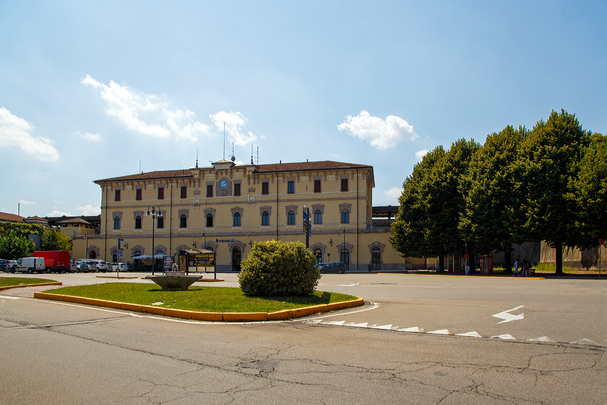 Von der Straßen- bzw. Seeseite, das Empfangsgebäude vom Bahnhof Arona am Lago Maggiore (04.08.2019). 

Der Bahnhof liegt an der Bahnstrecke Domodossola – Mailand, zudem ist er Endpunkt der Strecken nach Novara und Santhià (seit 2012 eingestellt).
