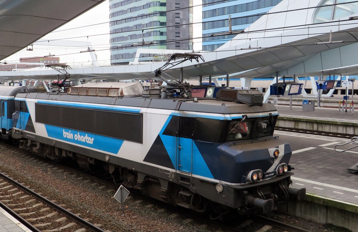 Von die Treppe in Arnhem wurde am 14 November 2021 TCS 102001 fotografiert. Die 1600er und 1800er sind identisch: der Unterschied in die Nummer werde n�r gemacht weil NS Cargo (sp�ter RaiLioN und noch sp�ter DB  Schenker rail Nederland bzw DB Cargo Nederland) und NS Reizigers beide etwa die H�lfte der 58 Loks der Reihe 1600 bekamen. NS Reizigers enscheidete sich daf�r deren eigene 1600er in die Reihe 1800 um zu stellen, welche Nummern sp�ter von Privaten teilweise �bernommen wurden. NS Cargo/RaiLioN/DB Schenker/Cargo NL behielten die 1600-Nummern und vpn Privaten �bernommene Loks behielten teilweise diese Nummern.TCS 102001 ist ein Nummersalat: als NS 1635 in 1983 in Dienst gestellt wurde sie in 2001 zu 1835 bei NS reizigers bis die Ausm�sterung der Reihe 180 bei NSR. Bentheimer Eisenbahn su chte eine NL-t�uchliche Lok und bekan die 1835/BE-01. Bis 2021, dann verkaufte BE die Lok an TCS, die die Wanderer ein Neues Farbenschema gab und das Nummer 102001...
 Viel Nummerallerlei f�r eine Reihe Lokomotiven. 