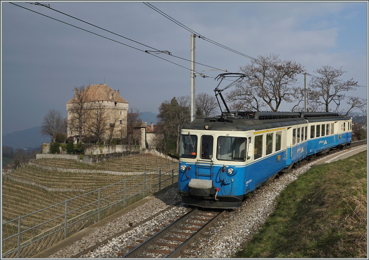 Vor dem Hintergrund eines grauen Hochnebels hat der ABDe 8/8 4001  Schweiz  Le Châtelard erreicht und fährt nun Richtung Montreux. 
13. März 2016