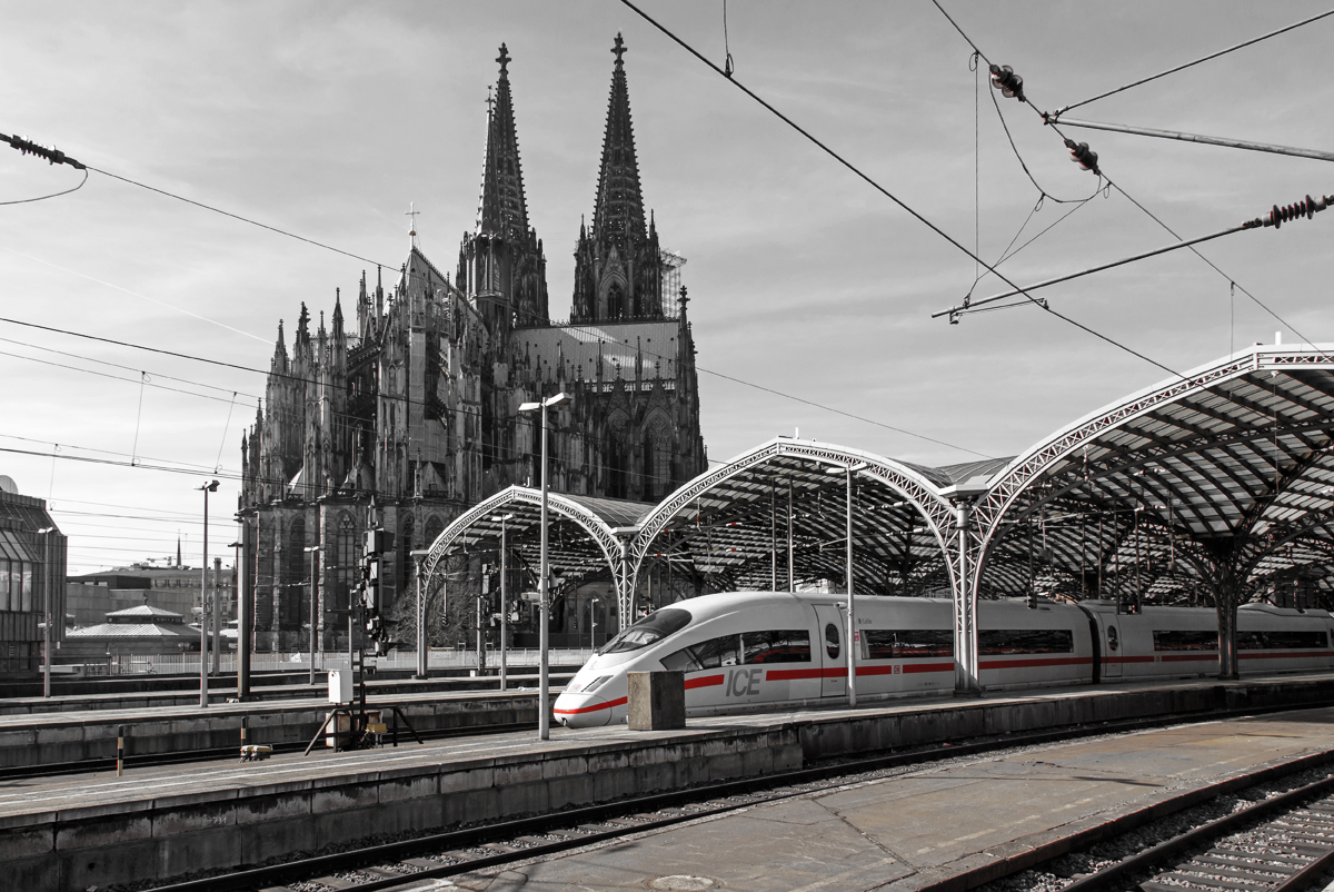 
Vor der Kulisse des Kölner Domes ist der ICE 3  Celle  Tz 361 (BR 403) am 08.03.2015 fast komplett in den Hauptbahnhof Köln eingefahren. Hier in Schwarzweiß mit rotem farb-pop. 