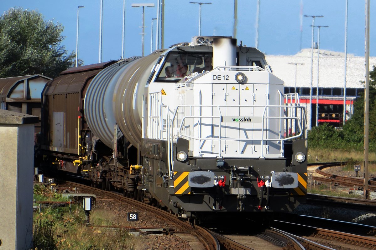 Vossloh 4125 007 schleppt ein Mischguterzug durch Nieb�ll am 16 September 2020.
