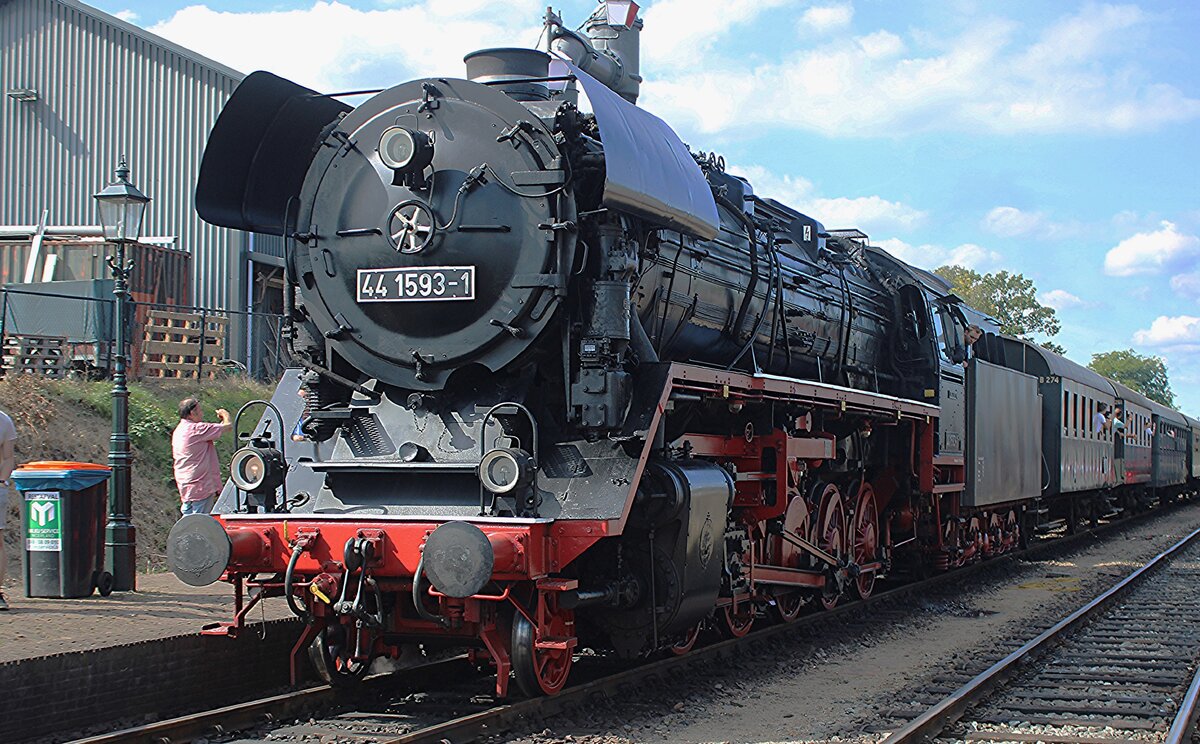 VSM 50 3654 steht mit ein Dampfpendelzug aus Apeldoorn am 6 September 2025 in Beekebergen.