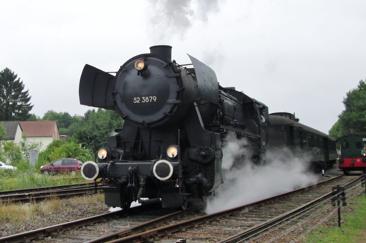 VSM/ex-BBÖ 52 3879 verlässt am 12 Juli 2014 Simpelveld mit ein Sonderzug. 