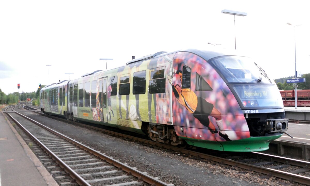 VT 04 (BR 462 Desiro) der Vogtlandbahn im Fußball WM Design in Marktredwitz am 07.09.2011.