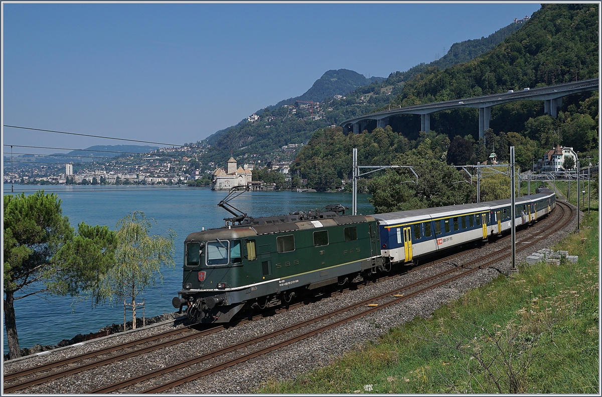 Während an der Spitze eine rote Re 4/4 II zieht, schiebt die letzte grüne SBB Personenverkehr Re 4/4 II 11161 den Dispozug Richtung Lausanne. Der Dispozug verkehrt Anstelle eines EW IV-Pendels.
Bei Villeneuve, den 21. August 2018