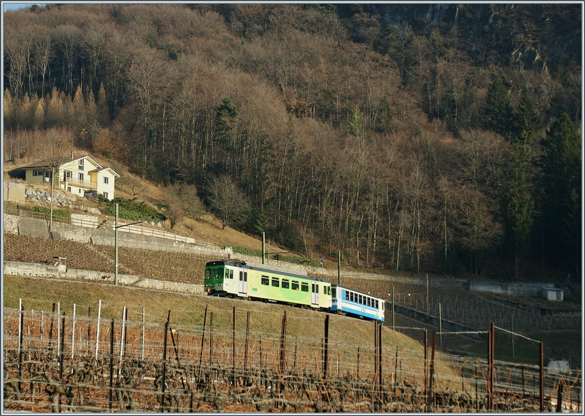 Während der BDe 4/4 403 bereits in den neuen TPC Farben lackiert ist, zeigt sich der (ex BTL) Bt 432 noch im gefälligen ASD Blau. Der Zug ist in den Weinbergen oberhalb von Aigle auf der Fahrt nach Les Diablerets.

4. Feb. 2011