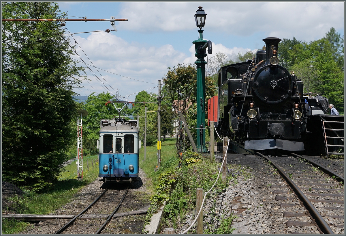Während die BFD HG 3/4 N° 3 versorgt wird, erreicht ein ex Lausanne-Tram Chaulin.
15. Mai 2016