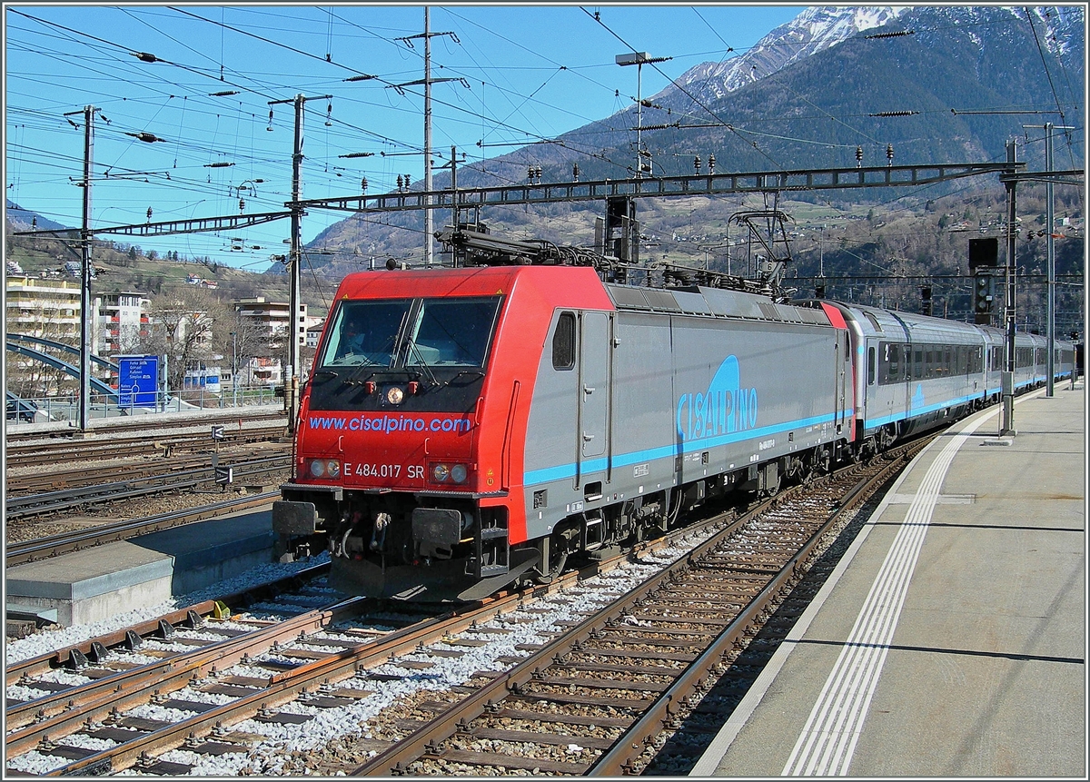 W�hrend der Glanzzeit von  Cisalpino  bespannten einige gemietete SBB Cargo Re 484 die EC Z�ge durchgehend von Milano bis Bern bzw. Gen�ve und trugen so viel zur Fahrplanstabilit�t bei, die dann durch die ETR 470 und 610 wieder verspielt wurde.
Hier verl�sst die SBB Re 484 017 mit einem EC nach Basel den Bahnhof von Brig.

