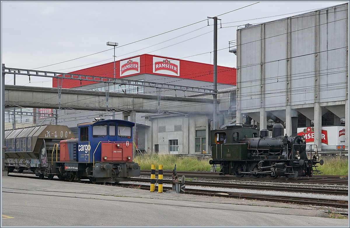 Während die SBB Cargo Tm 232 119-8 in Sursee die Wochenendruhe geniesst, rangiert das ST Tigerli E 3/3 N° 5, um seinen Personenzug zu umfahren und ihn dann nach Triengen zu führen.

24. Juni 2018