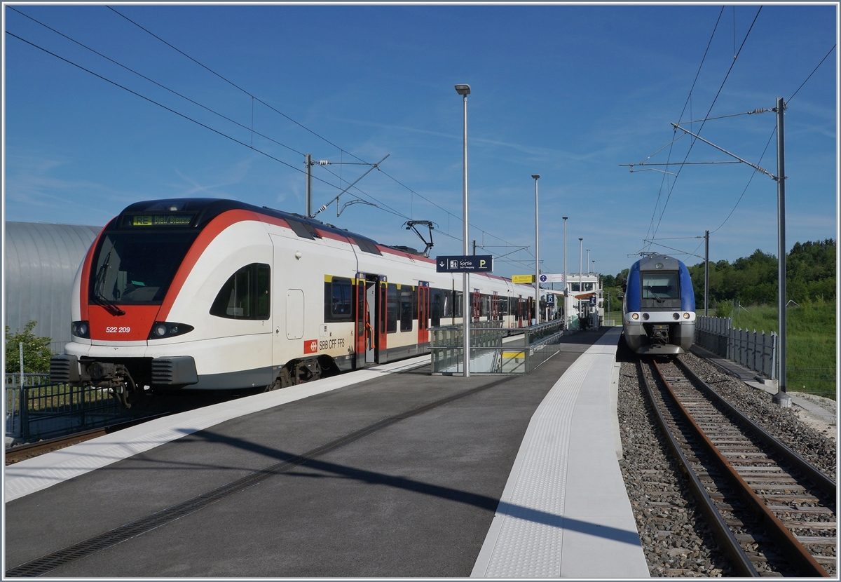 Während der um 8:55 von Biel/Bienne in Meroux TGV ankommende SBB RABe 522 209 bereits um 9:03 als RE 18169 nach Biel/Bienne zurückfährt, geniesst der SNCT Z 27597/598 eine weitaus längere Wendezeit von einer guten Stunden: der Triebzug wird als TER 895052 um 10:01 nach Belfort zurück fahren. 

1. Juni 2019