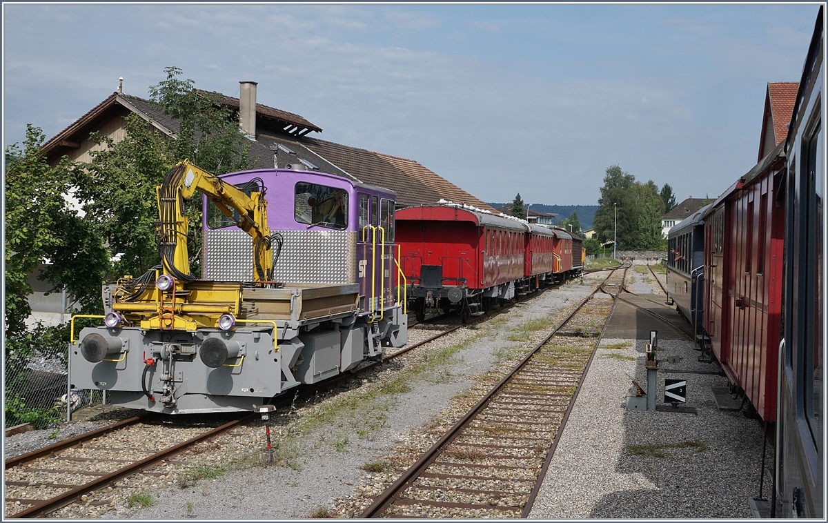 W�hrend unser Dampfzug Triengen verlie� konnte ich den ST Tm 232 (UIC 98 85 5232 596-7 CH-ST) aus einem sonst nicht m�glichen Winkel fotografieren.
27. Aug. 2017