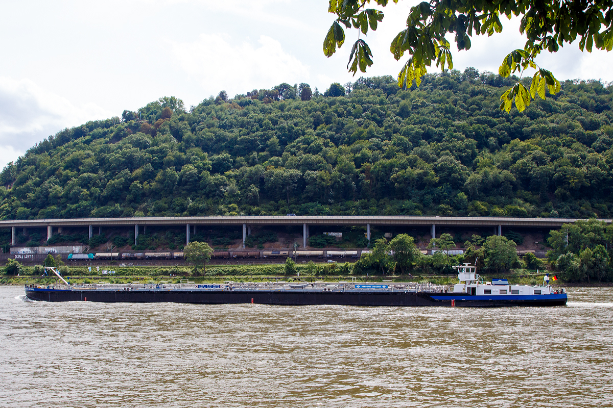 
Während vorne das Motortankschiff  BEATE JAEGERS  den Rhein hinauffährt, fährt hinten auf der linken Rheinstrecke (kurz vor Andernach) die COBRA 2818 - E 186 210 (91 88 7186 210-1 B-B) mit einem Kesselwagenzug in Richtung Süden. (Leutesdorf, 30.07.2017)