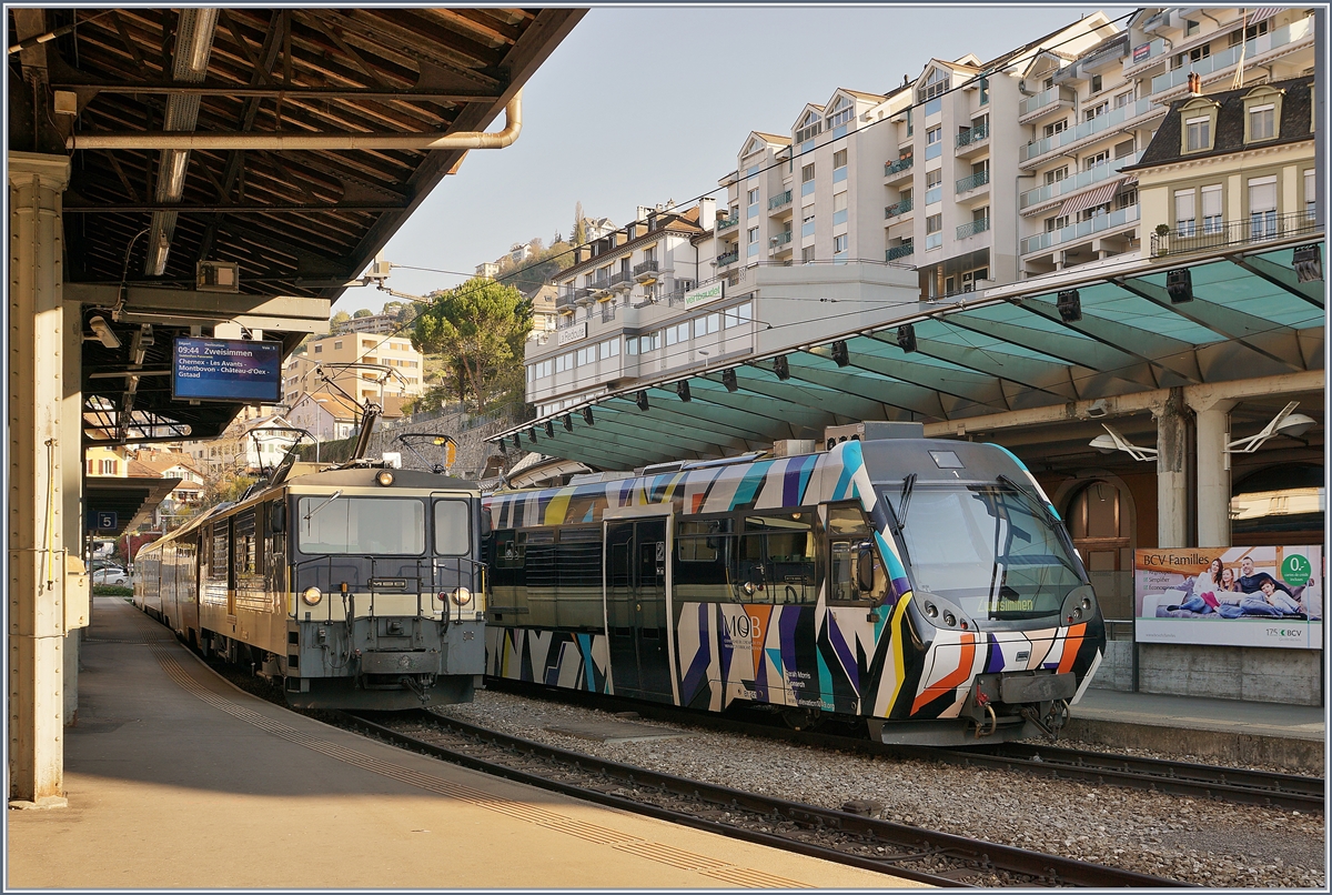 Während von Zweisimmen der vom MOB  Lenkerpendel  geführte Regionalzug 2209 in Montreux eingetroffen ist, wartet die MOB GDe 4/4 6004 Interlaken  mit dem PE 2118 auf die Abfahrt nach Zweisimmen.

26. April 2020 
