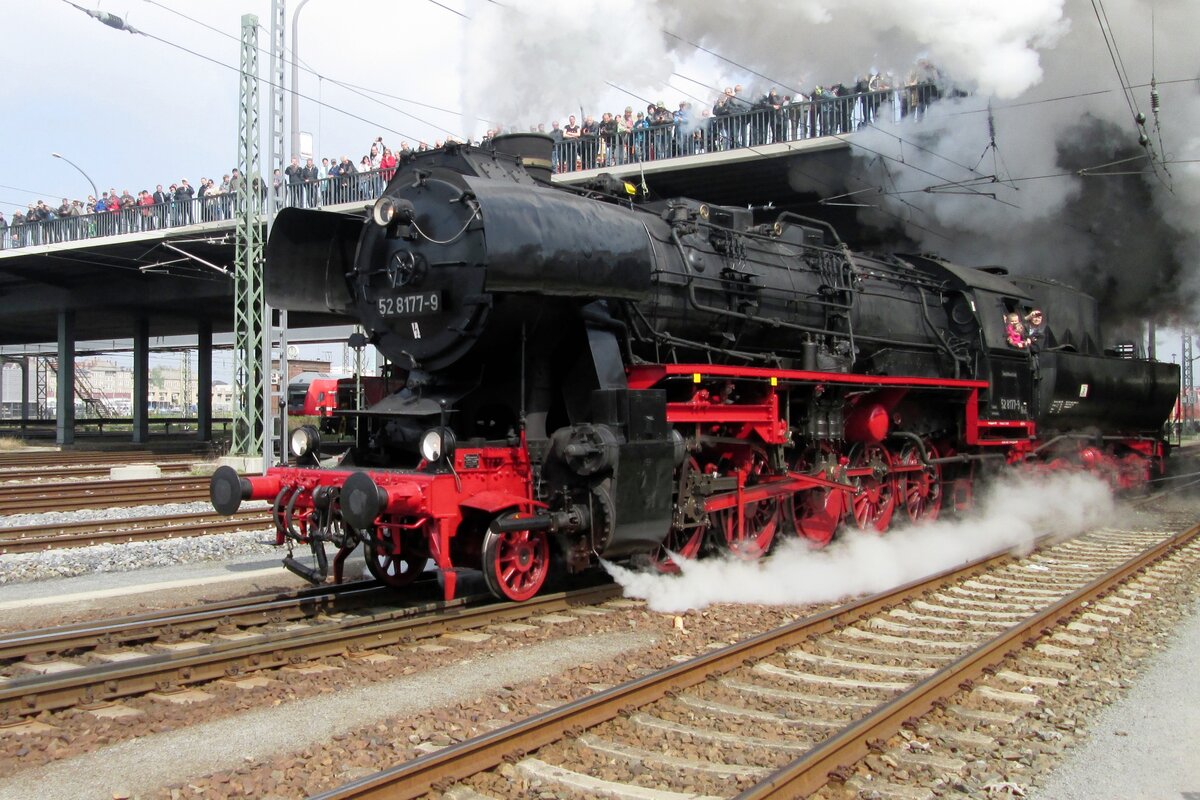 Wahrend das Dresdner dampfloktreffen bietet 52 8177 Kabinenfahrten an, wie hier am 12 April 2014 in Dresden-Altstadt.