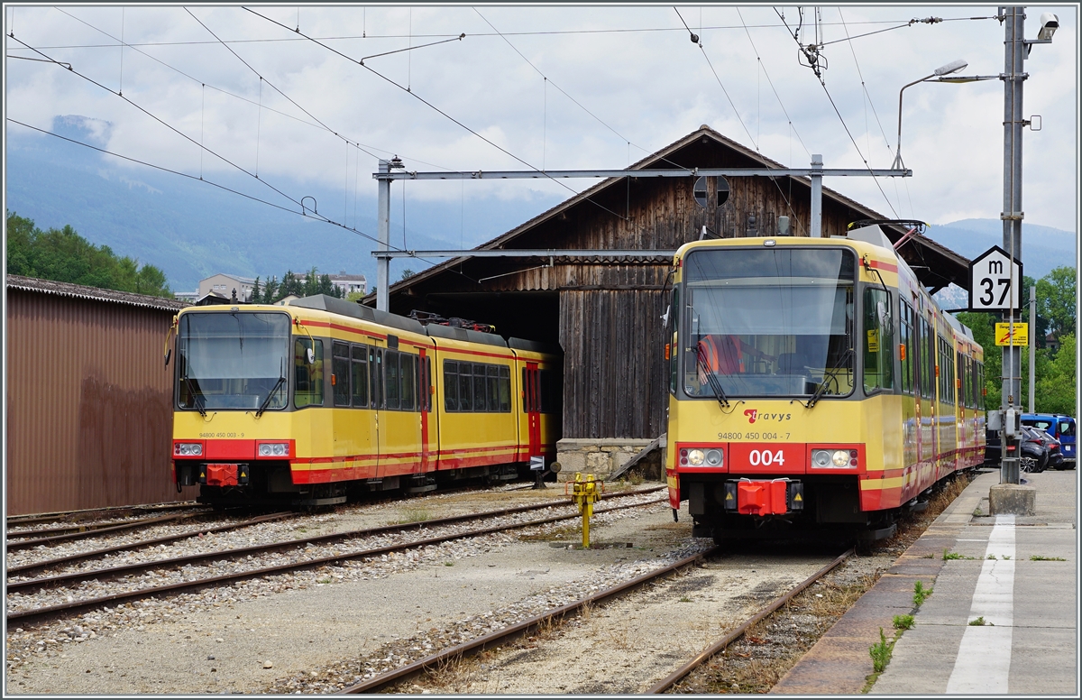  Wann fährt der nächste Zug?  Diese Frage konnte am Bahnhof von Orbe lange Zeit nicht beantwortet werden, doch nun steht der OC / TRAVYS Be 4/8 004 (94 80 0450 004-7) aufgebügelt in Orbe und wird vorbereitet um als Regionalzug 26945 um 12:47 nach Chavornay zu fahren. Somit ist er langen Monaten der erste planmässige Reisezug überhaupt! Die auch Deutschland bekannte Orbe-Chavonray Bahn - Stichwort BDe 4/4 N° 13 der Buckower Kleinbahn - konnte für den defekten Stadler Be 2/2 14 bei der AVG die beiden GT8-100C/26 819 und 820 erwerben, die nun auf der OC als Be 4/8 zum Einsatz kommen. 

4. Juli 2022