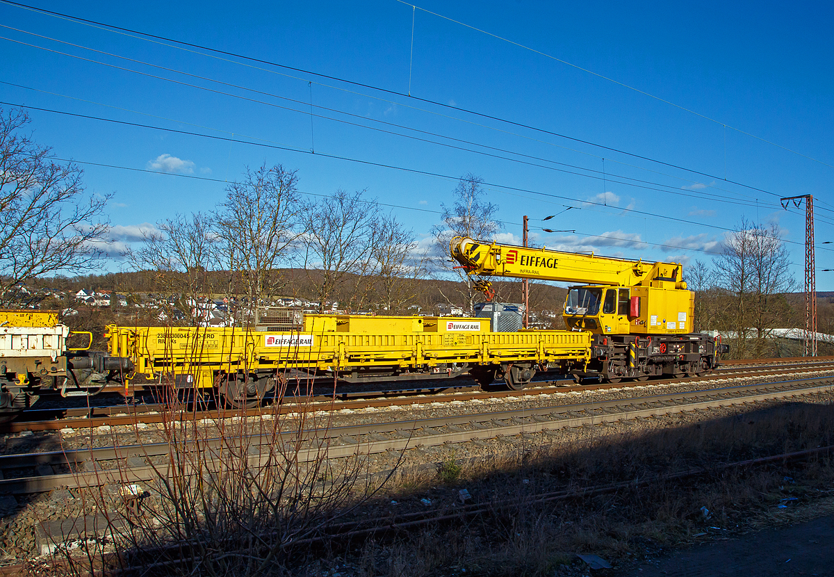 Was so alles Hinten dranhängt....
Am Zugende der GOTTWALD Gleisbauschienenkran GS 20.08 T der Eiffage Infra-Rail, Schweres Nebenfahrzeug Nr. 99 80 9419 035-7 D-ERD (ex 97 82 40 502 17-6, ex Heitkamp 60 80 092 3 559-9) am 27.02.2021 bei einer Zugdurchfahrt in Rudersdorf (Kr. Siegen) in Richtung Siegen. Davor der 2-achsiger Schutzwagen (Flachwagen mit klappbaren Seitenborden und Rungen), 23 80 3300 045-2 D-ERD, der Gattung Ks.

Der 20t -Eisenbahndrehkran vom Typ GOTTWALD GS 20.08 T wurde 1985 von Gottwald in Düsseldorf unter der Fabriknummer 146025  gebaut und an die Heitkamp Rail GmbH in Herne-Wanne geliefert. Im Jahr 2010 übernahm die Eiffage Rail den Bereich Schieneninfrastruktur der Heitkamp.

Der Gottwald 20 t GS 20.08 T (DB-Bauart 169) wird für den Aus- und Einbau von Gleisjochen und für die Montage von Ingenieurbauwerken eingesetzt. 

TECHNISCHE DATEN:
Spurweite: 1.435 mm
Anzahl der Achsen: 4 (in 2 Drehgestellen)
Drehzapfenabstand: 3.700 mm
Achsabstände im Drehgestell: 1.500 
Länger über Puffer: 8.000 mm (ohne Kranausleger)
Raddurchmesser: 920 mm (neu) 
Eigengewicht: 77.060  kg
Maximale Hublast: 20 t 
Kleinster befahrbarer Radius: 90 m
Motorleistung:  112 kW
max. Geschwindigkeit im Zugverband: 100 km/h
max. Geschwindigkeit im Eigenantrieb: 13 km/h
Max. Ausladung des Gegengewichts: 2.760 mm
Max. Hakenhöhe: 10.200 mm
Max. ausziehbare Länge Ausleger: 13.000 mm


DER SCHUTZWAGEN:
2-achsiger Flachwagen mit klappbaren Seitenborden und Rungen, der Eiffage Infra-Rail, 23 80 3300 045-2 D-ERD, der Gattung Ks, hier als Schutzwagen zum GOTTWALD Gleisbauschienenkran GS 20.08 T, am 27.02.2021 bei einer Zugdurchfahrt in Rudersdorf (Kr. Siegen) in Richtung Siegen. 

TECHNISCHE DATEN: 
Spurweite: 1.435 mm
Länge über Puffer:  13.860 mm
Achsabstand:  8.000 mm
Länge der Ladefläche:  12.600 mm 
Ladefläche: 34,6 m²
Höchstgeschwindigkeit:  beladen 100 km/h / leer 120 km/h
Eigengewicht:  13.000 kg
Maximale Ladegewicht:  27,0 t (ab Streckenklasse C)
Kleinster bef. Gleisbogenradius:  35 m
Bremse: KE-GP
Intern. Verwendungsfähigkeit: RIV
