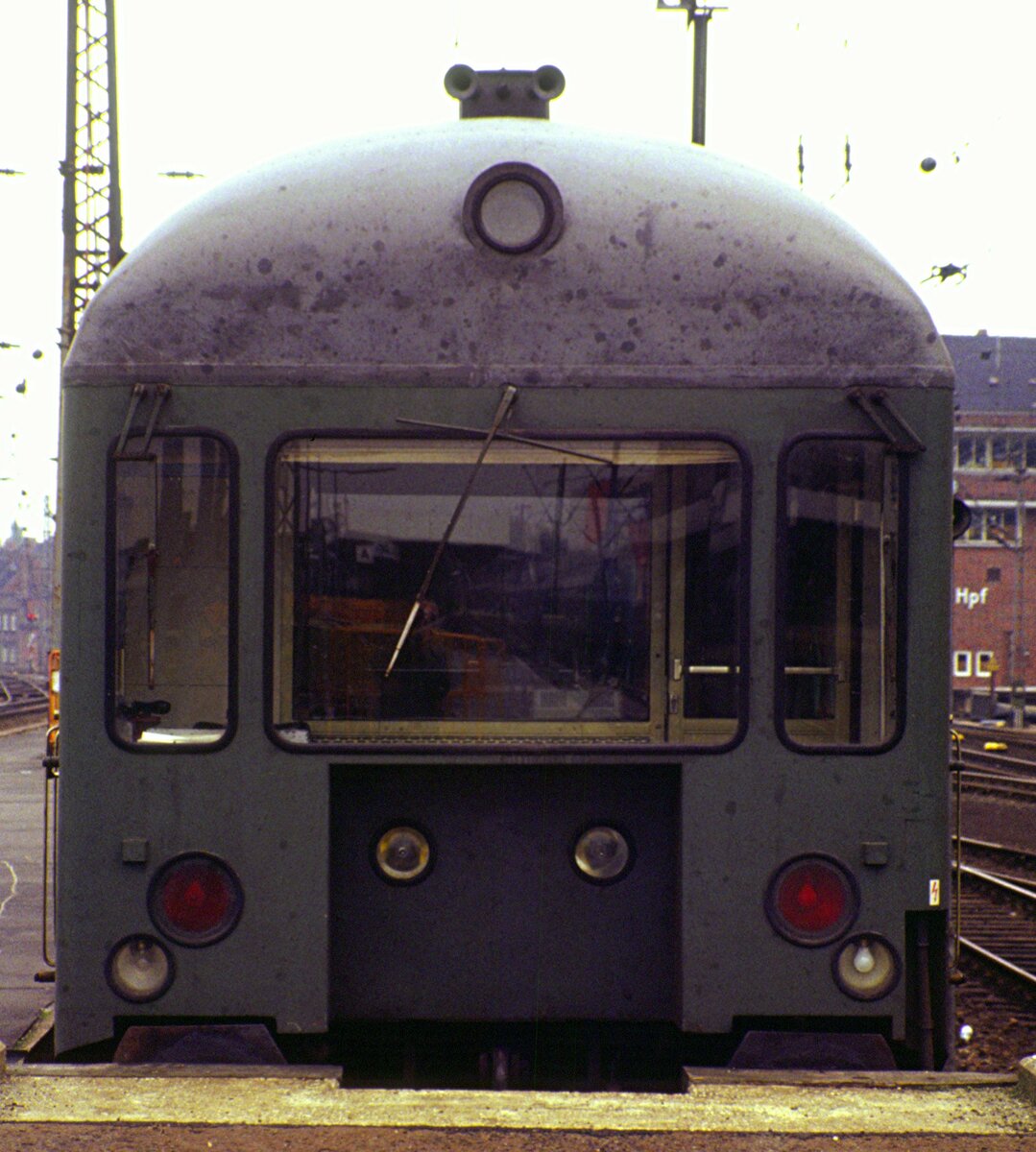 Wendezugwagen des Messzugs des Bundesbahnzentralamts M�nchen in Hannover im April 1980.