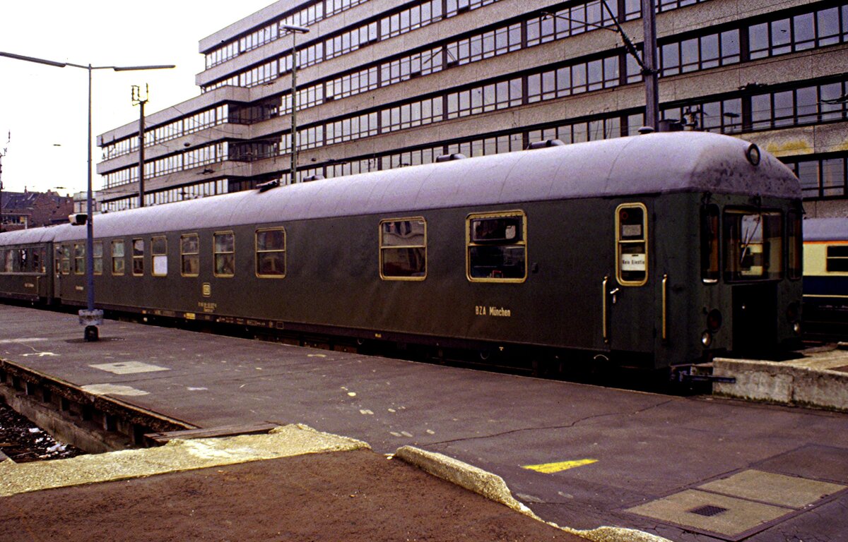 Wendezugwagen des Messzugs des Bundesbahnzentralamts M�nchen in Hannover im April 1980.