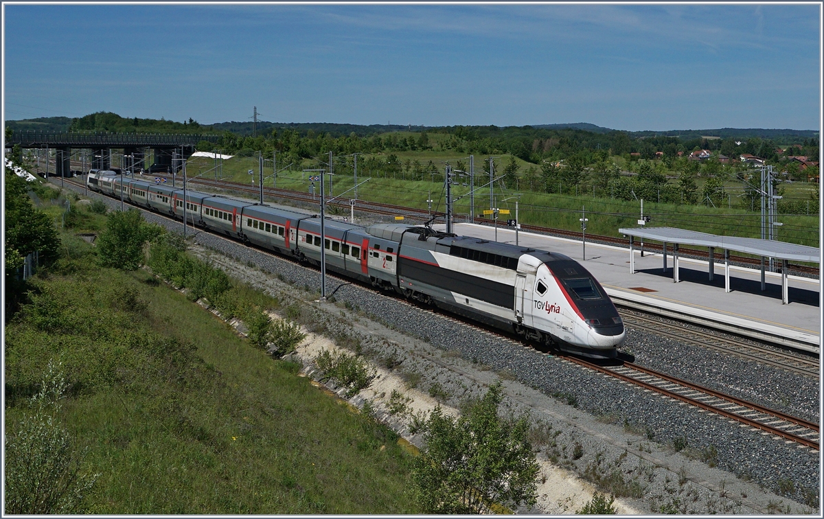 Wenn das Bild gefällt, freue ich mich, auch wenn das Bild nicht zeigt, nicht zeigen kann, was ich fotografieren wollte: Die rasend schnelle Durchfahrt des TGV Lyria 9210 von Zürich nach Paris Gare de Lyon; ist doch Fotografie das Festhalten eines Momentes und nicht der Bewegung. Der einzige sichtbare Unterschied ist die Gleisbenutzung: Der Triebzug 4401 fährt über das Bahnsteiglose Gleis des TGV Bahnhofs Belfort Montbéliard.

1. Juni 2019 
