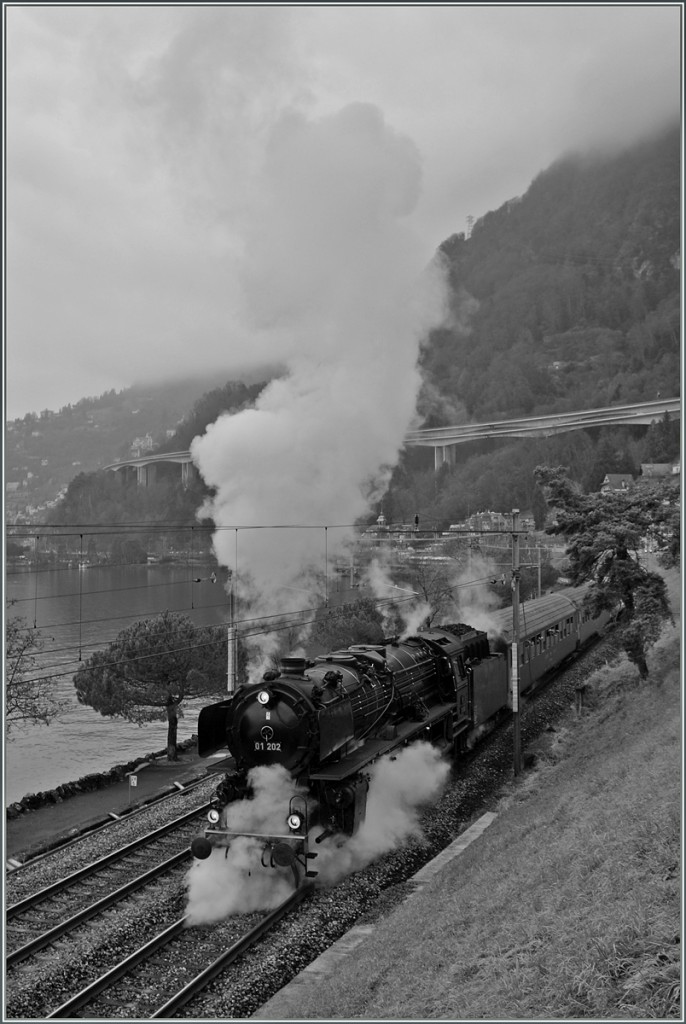 Wie erfreulich (für die Fotografen): Ein Flirt bremste den Dampfzug beim Einfahrsignal von Villeneuve aus, und die nachdem die 01 202 freie Fahrt bekam rauchte und dampte sie aufs schönste!
18. Jan. 2014