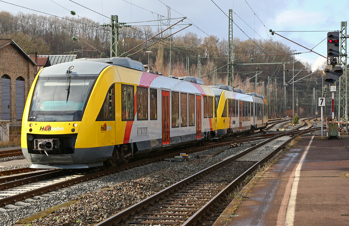 
Wie frisch poliert fahren in Doppeltraktion als Leerzug die VT 202 (95 80 0640 102-9 D-HEB) ein Alstom Coradia LINT 27 und VT 266 (95 80 0648 166-6 D-HEB / 95 80 0648 666-5 D-HEB) ein Alstom Coradia LINT 41 der HLB (Hessische Landesbahn), beide sind ex Vectus VT´s, durch den Bahnhof Betzdorf/Sieg in Richtung Siegen.