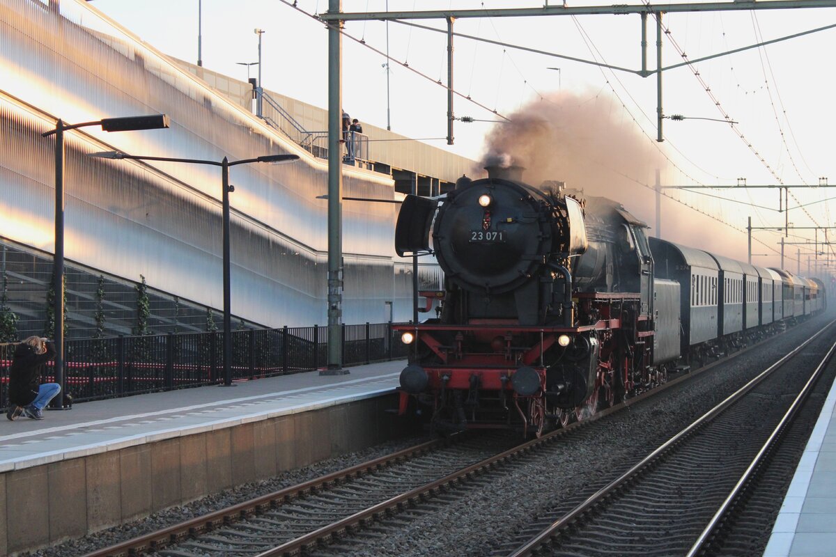 Wie jedem Jahr fahrt VSM auch in 2023 einige Dampfpendelz�ge zwischen Arnhem und ein andere Stadt. Diesmal wurde Nijmegen erkoren. Am 17 Dezember 2023 durchfahrt der Dampdpendelzug mit 23 071 Elst -gerade mitten ins Strecke Nijmegen-Arnhem. 