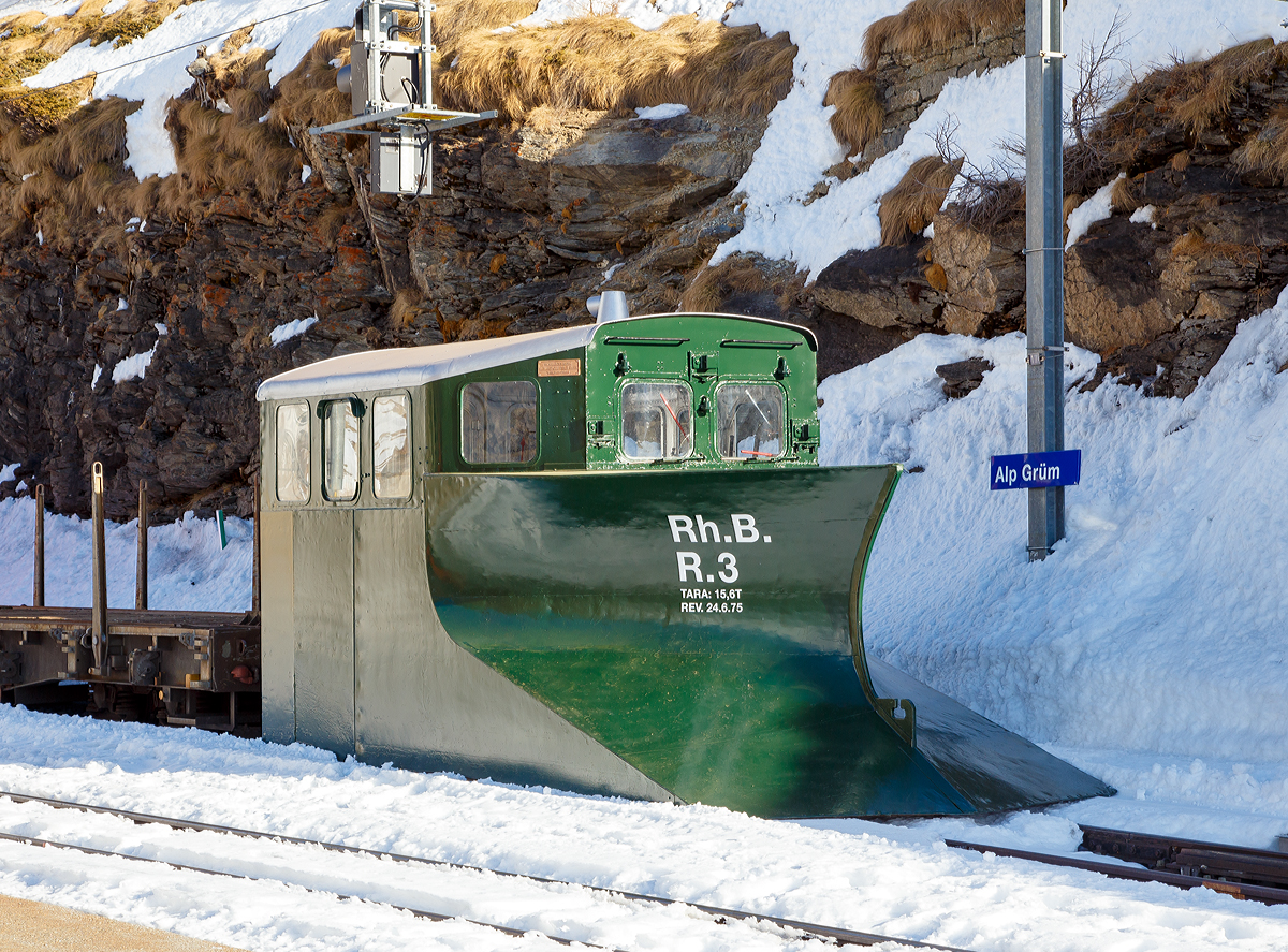 Wieder im altem dunkelgr�nen Farbkleid und im Ursprungszustand: 
Der historische Schneepflug RhB R 3 (Rh.B R.3), ex RhB X 9103 (1954 bis 2017) am 20.02.2017 im Bahnhof Alp Gr�m (2.091 m �. M.). Der Pflug war am Ende eines Zugverbandes in Fahrtrichtung Pontresina, dieser musste unseren Regiozug erst passieren lassen. 

Schneepflug wurde 1903 von Schweizerische Lokomotiv- und Maschinenfabrik (SLM) in Winterthur gebaut. Der Pflug hat einen liegenden Keil, der den Schnee zuerst anhebt, sowie einen weiter hinten angesetzten stehenden Keil, der den Schnee teilt und nach beiden Seiten auswirft. 

TECHNISCHE DATEN: 
Spurweite: 1.000 mm (Meterspur)
Anzahl der Achsen: 2 
Eigengewicht: 15, 6 t 
L�nge �ber Puffer: 6,90m  
zul�ssige Geschwindigkeit: 40 km/h