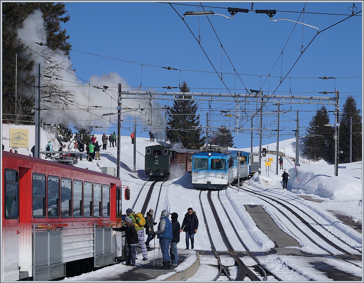 Winterstimmung in Rigi Staffel mit RB-Z�gen die sich immer noch in VRB- und ARB- Farben zeigen; und kaum zu sehen, da klein und zierlich die RB H 2/3 16, die einen Dampfzug auf den Rigi schiebt. 

24. Feb. 2018