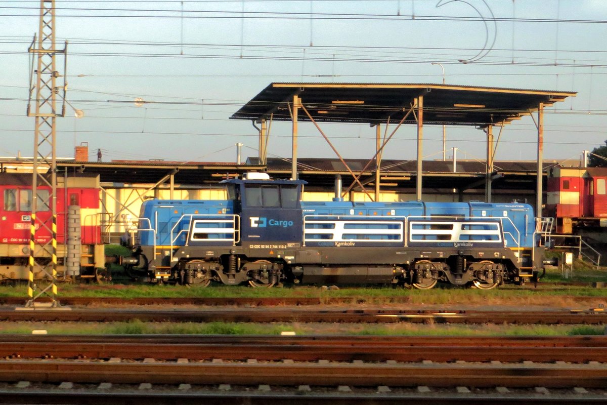 Wo einst eine Reihe ausgem�sterte Diesellokis 730 stand, steht n�r der neue von CD Cargo: 744 113 geniesst die Sonne in Breclav an 21 September 2020.