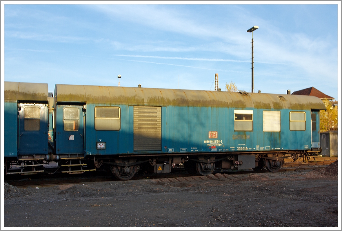 Wohnwerkstattwagen 480 (Bauart 480) 60 80 99-26 156-2 der DB Netze (GB Bahnbau BNO Hanau), abgestellt am 16.11.2013 in Kreuztal.

Entstanden ist dieser Wagen durch Umbau aus einem 3-achsigen DB-Umbau-Wagen der Bauart 3yg, welche 1954 bis 1960 aus alten Fahrgestellen von Reisezugwagen der Länderbahnen (Vorkriegswagen) und neuen Wagenkastenaufbauten entstanden sind.

Technische Daten
Länge über Puffer: 13.300 mm 
Achsabstand 2 x 3.750 mm = 7.500 mm
Eigengewicht: 18.100kg 
Höchstgeschwindigkeit: 100 km/h (reduziert auf  80 km/h laut Betriebliche Sonderbehandlung)